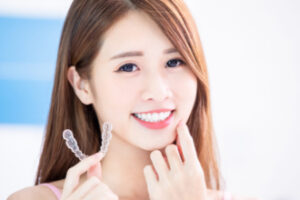 歯科矯正を受ける大人の女性