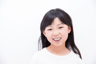 矯正歯科を受ける子供の女の子