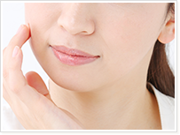 女性の口元