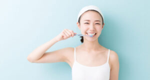 歯を磨く女性
