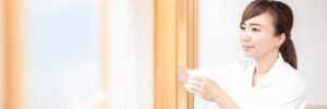 コロナ対策で院内を消毒する女性