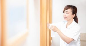 コロナ対策で院内を消毒する女性