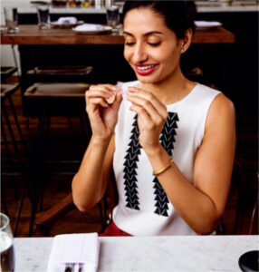 食事をする女性