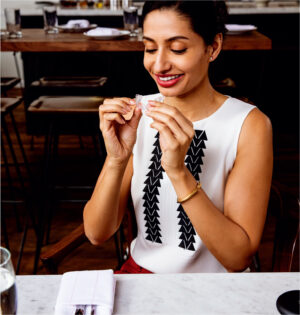 食事をする女性