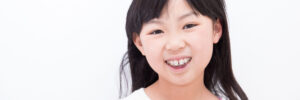 矯正治療を受ける子供の女の子