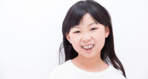 矯正治療を受ける子供の女の子