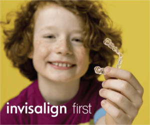 インビザライン・ファーストを手に持っている男の子