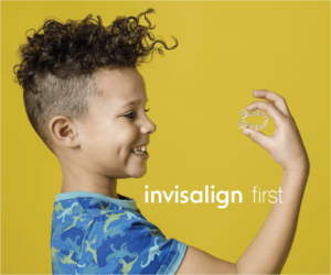 マウスピースをみている男の子