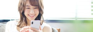 スマホで問い合わせする女性
