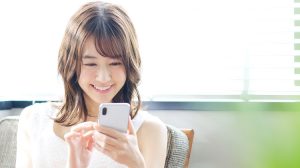 スマホで問い合わせする女性