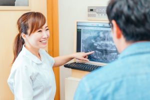 インプラントの説明をする歯科医師
