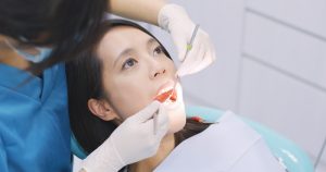 歯科治療を受ける女性