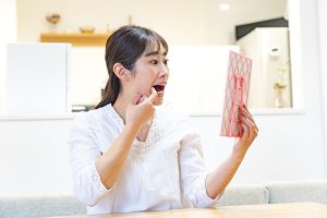 鏡を見る日本女性