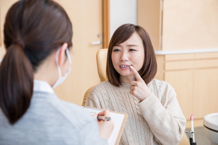 歯科医に相談する女性