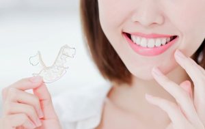 マウスピース矯正をする女性
