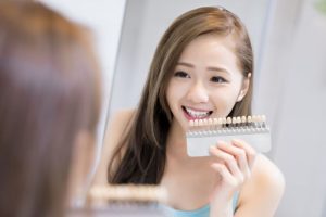 ホワイトニングを検討する女性