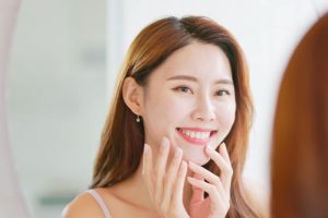 鏡を見る笑顔の女性