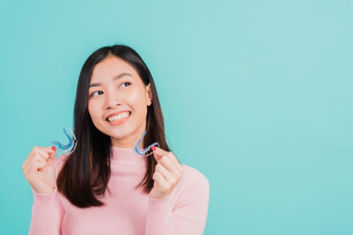 マウスピースを持つ女性