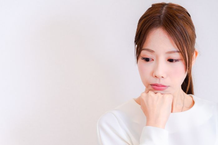 悩む女性