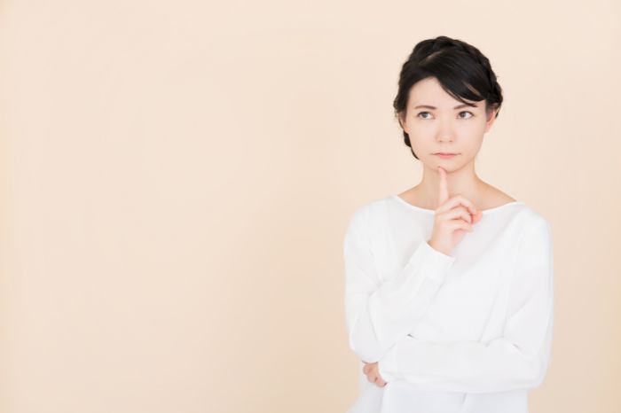 考え事をしている女性