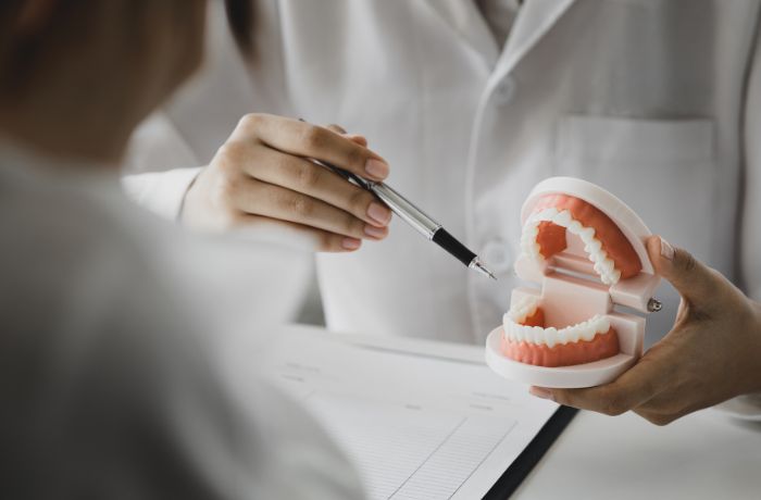 歯科治療の流れを説明する歯科医