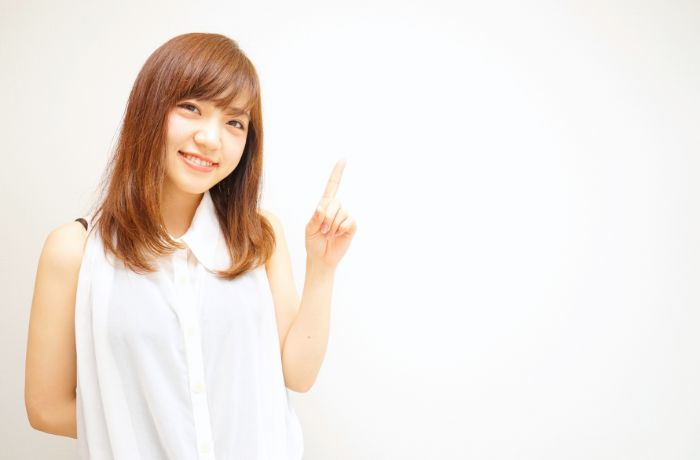 オフィスホワイトニングのメリットを紹介する女性