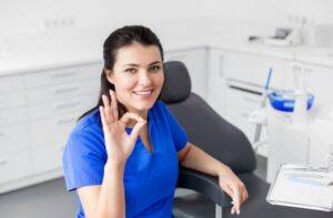 OKサインを出す歯科医