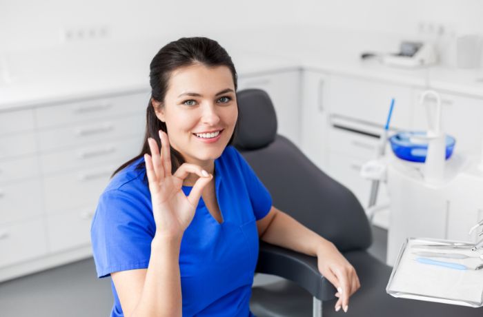 OKサインを出す歯科医