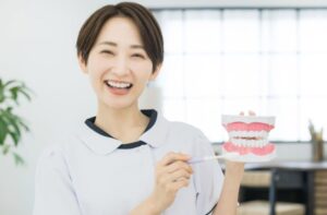 歯磨きの方法を教える歯科衛生士
